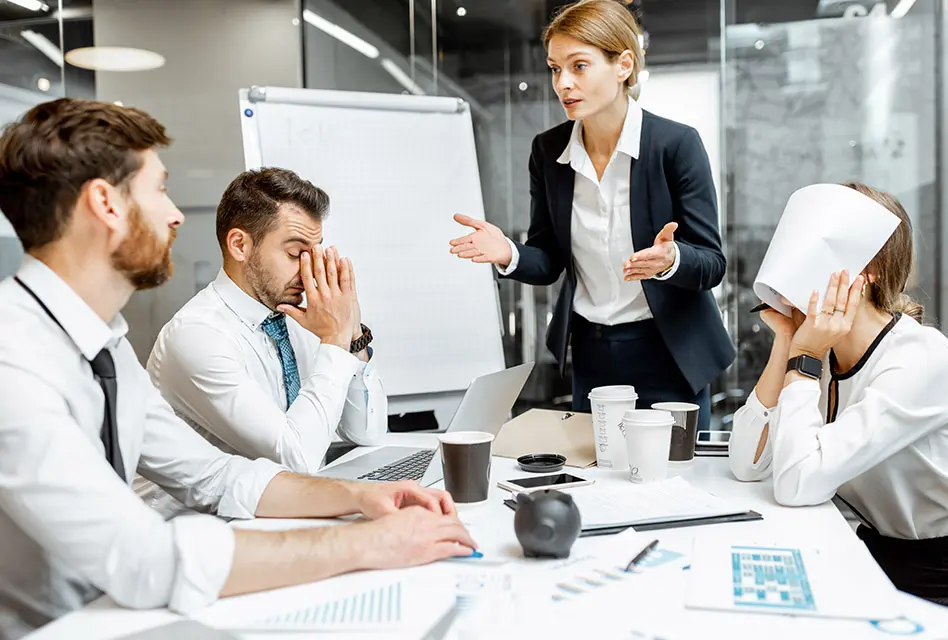 Conflictos intergeneracionales en el trabajo: Cómo construir puentes de comunicación